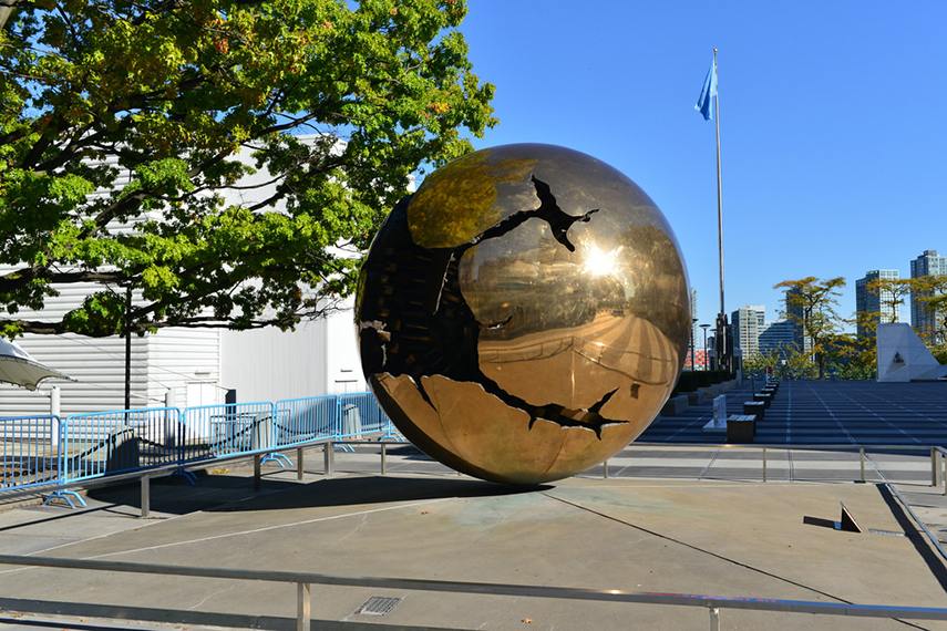 Arnaldo-Pomodoro-Sphere-within-a-Sphere-United-Nations-NYC-1996-image-via-flickr.com_.jpg