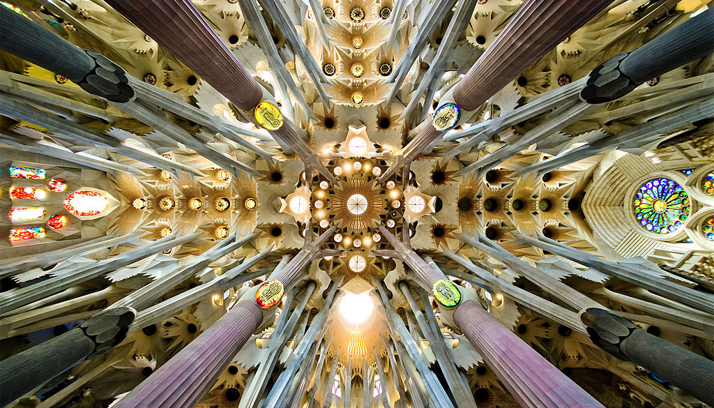 1024px-Sagrada_Familia_nave_roof_detail.jpg