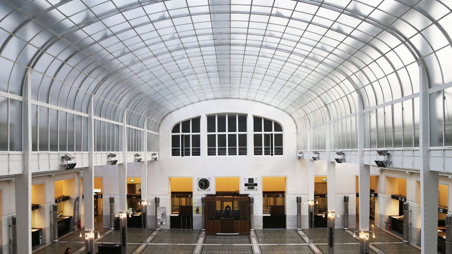 Новаторские интерьеры австрийской почтовой сберегательной кассы Отто Вагнера начала ХХ века (Österreichische Postsparkasse) Новаторские интерьеры австрийской почтовой сберегательной кассы Отто Вагнера начала ХХ века (Österreichische Postsparkasse)