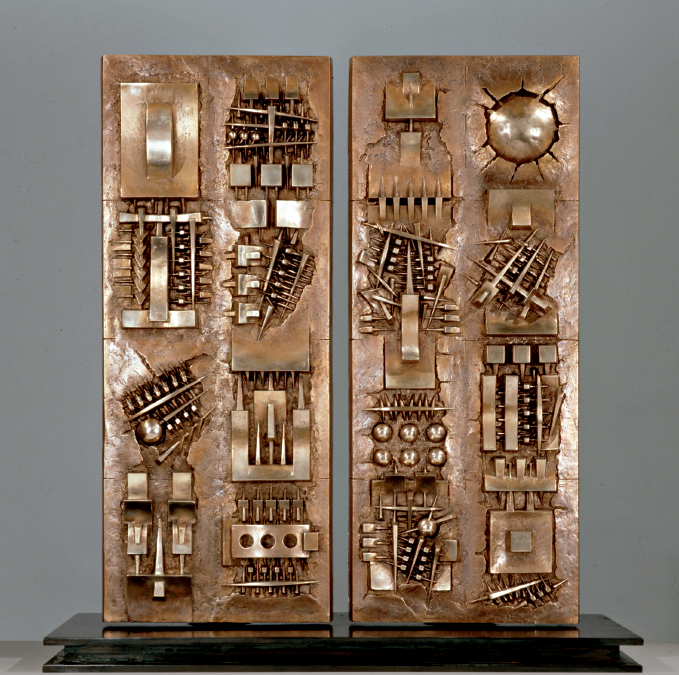 Arnaldo-Pomodoro-Grande-Portale-Marco-Polo-studio-1988-2008-bronzo-121-x-102-x-20-cm.png